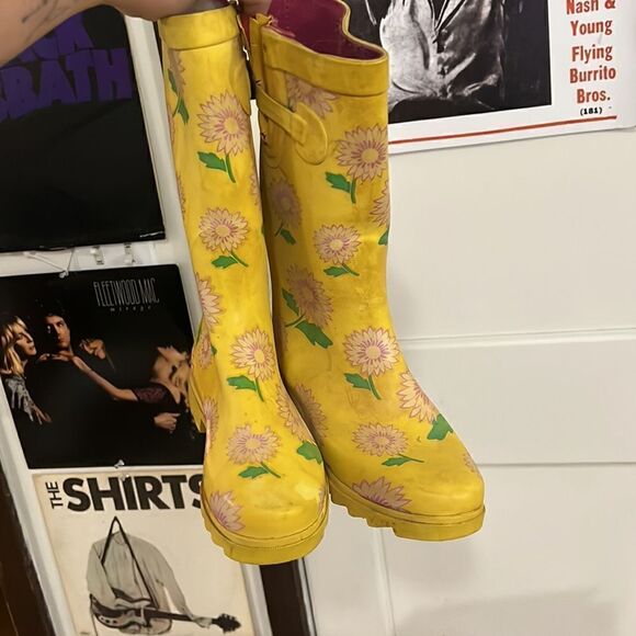 Vintage yellow flower rain boots - Picture 2 of 5